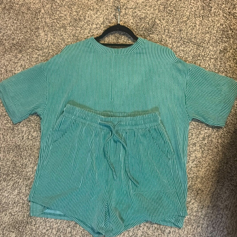 Two piece set - Picture 2 of 3